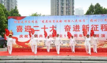 火车站一职工自学手语服务聋哑旅客,网友:平凡的岗位上也能做出不平凡的事!